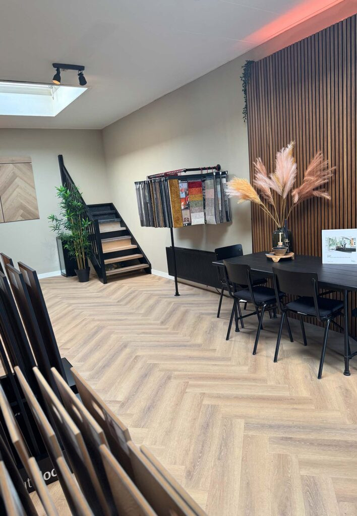 kuiper, vloer, renovatie, slopen, egaliseren, PVC, laminaat, showroom